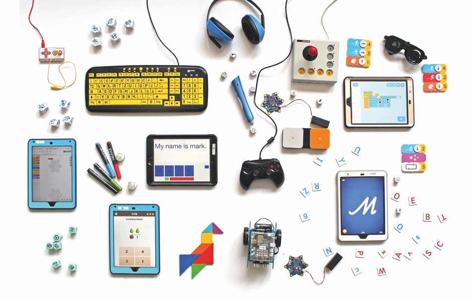 Bunter Mix aus assistiven Technologien wie z. B. Spezialjoystick und Kontrasttastur, Sehbehinderungssimulationsbrillen, Schallschutzkopfhörer um Behinderung zu simulieren sowie Tools für inklusive kreative Medien-, Gaming- und Robotikprojekte