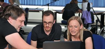 Christoph Weipert unterstützt 2 Workshop-Teilnehmende bei der Erstellung von Untertiteln und Audiodeskriptionen