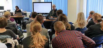 Herr Seidling präsentiert die Anwendung von Diktiersoftware zusammen mit Sprachausgabesoftware