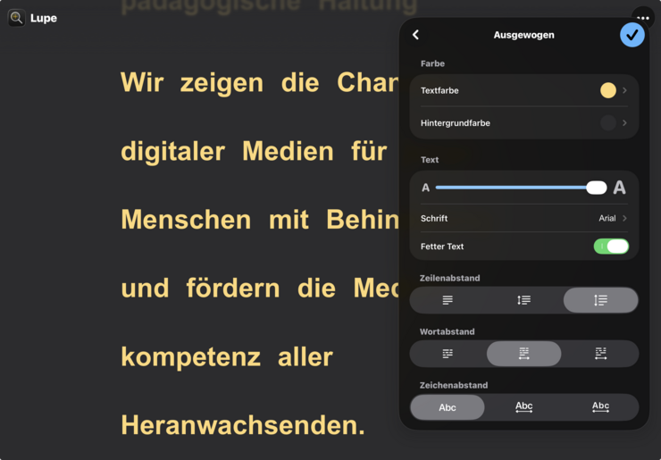 Bildschirmfoto der iOS-Lupe: gedruckter Text wurde fotografiert und optisch angepasst mit großer gelber Schrift auf schwarzen Hintergrund. Die Funktionen für die optische Anpassung sind geöffnet. Der fotografierte Text kann über den Player vorgelesen werden