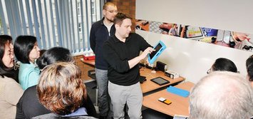 Christoph Weipert stellt Delegation aus Kirgisistan unterstützende Technologien vor