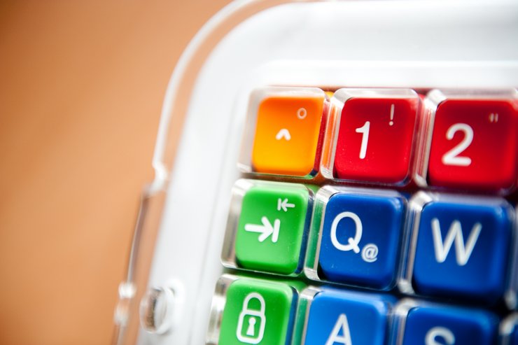 Ausschnitt einer Tastatur mit bunten Tasten mit Tab-Taste im Fokus