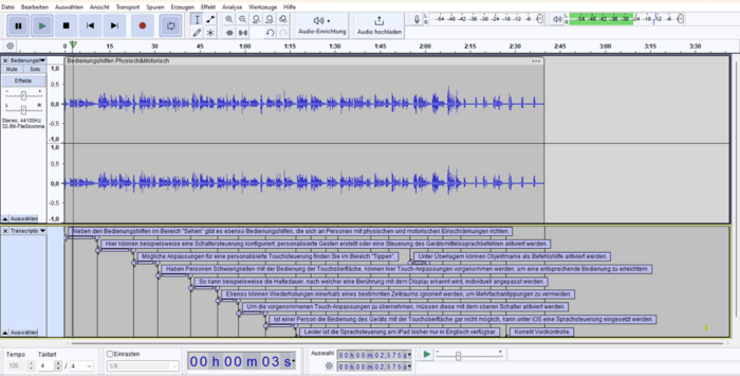 Bildschirmfoto des Audioschnittprogramms Audacity: Zu sehen sind alle Bearbeitungsfunktionen, die Amplituden der Soundspur sowie darunterliegend zeitsynchron der Text des Transkripts