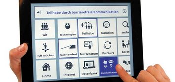 Tablet mit UK-Symbolen rund um das Thema "barrierefreie Kommunikation"