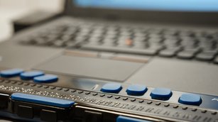 Ausschnitt einer am Laptop angeschlossenen Braillezeile