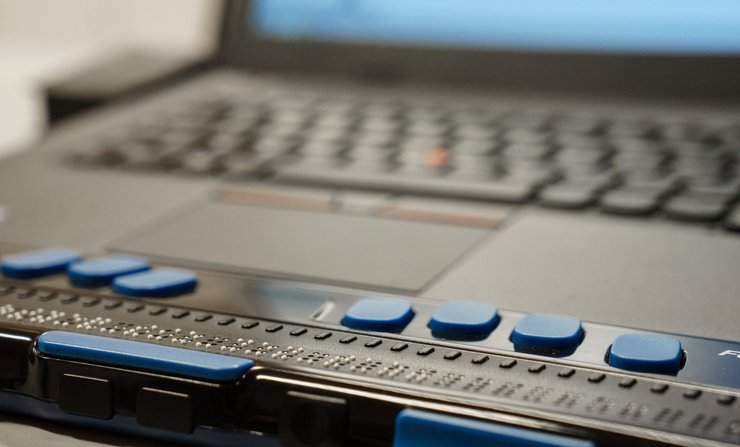 Ausschnitt einer am Laptop angeschlossenen Braillezeile