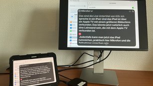 iPad mit aktivierten Live-Untertiteln. Das iPad-Bild ist über Apple TV mit größeren Bildschirm verbunden