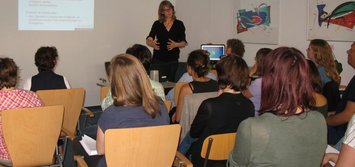 Susanne Böhmig referiert vor Workshop-Teilnehmenden