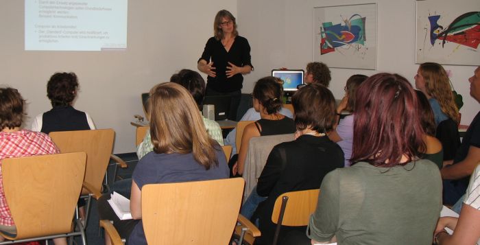 Susanne Böhmig referiert vor den Workshop-Teilnehmenden